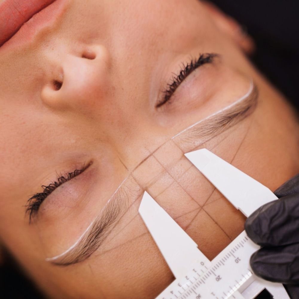 Diseño y perfilado de cejas